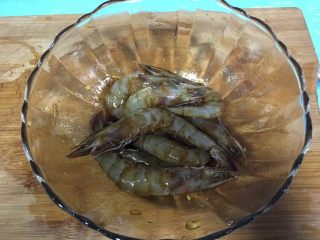 黑胡椒烤虾,加入腌制调料：生抽、蚝油：姜沫、五香粉、黑胡椒粉、料酒，腌制2个小时左右