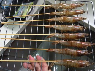 黑胡椒烤虾,穿入竹签准备烘烤，烤箱200度预热