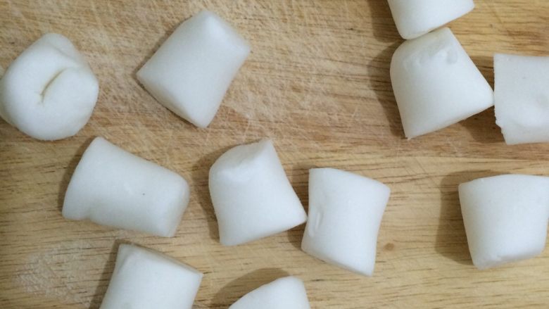水晶蒸饺,面团搓长条，分成小剂子