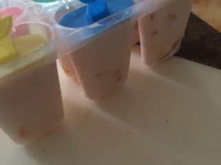 草莓味芒果冰淇淋,一起装入冰淇淋容器内冰冻六到八小时就可以了
