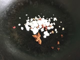 铁锅大锅菜,铁锅烧热放入冰糖花椒大料