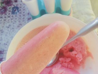 酸奶草莓冰激凌(雪糕)🍓,第二天拿出来的。可能因为用的是原味无糖酸奶，老爸觉得酸了😋，所以，有些东西的口味儿和量还是依个人喜好吧。