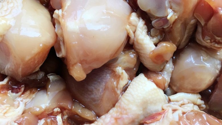 鸡肉炖蘑菇,鸡肉清洗干净后剁小块，添加适量盐，生抽，料酒，蚝油，生粉，抓匀腌制二十分钟左右