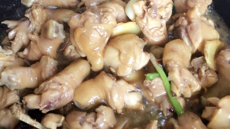 鸡肉炖蘑菇,加入鸡块煸炒，炒至鸡皮收缩