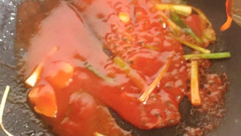 茄汁煨对虾,烹入料酒，倒入番茄酱、盐、糖，翻炒片刻