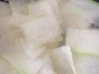 水晶冬瓜卷,放到开水中汤一分钟，就软了，捞出沥干水份