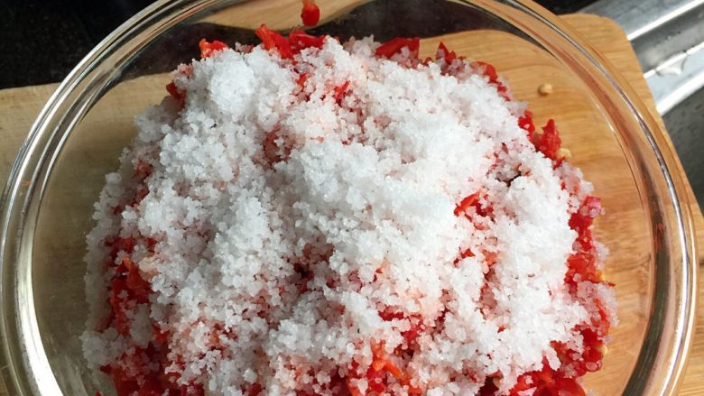 自制辣椒酱,盐多点 不容易坏 大部分是跟菜炒的 所以咸点没关系 菜少放咸 一样的