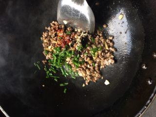 生菜牛肉卷,把剩下的调料都加进去，用余温翻炒至熟