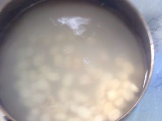 莲子红枣粥,米与莲子混在一起煮，大火烧开，转小火熬制。提示：水要一锅。