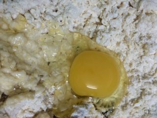 油条#挑战鸡蛋的100种做法#,把酵母，苏打粉，盐放到面粉中拌匀，再放鸡蛋