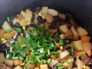 排骨土豆闷饭,煮好时加小葱拌一下！起锅就行！