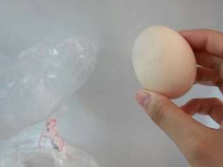 懒人支一招（白粥+蛋）,把鸡蛋拿出来洗干净！