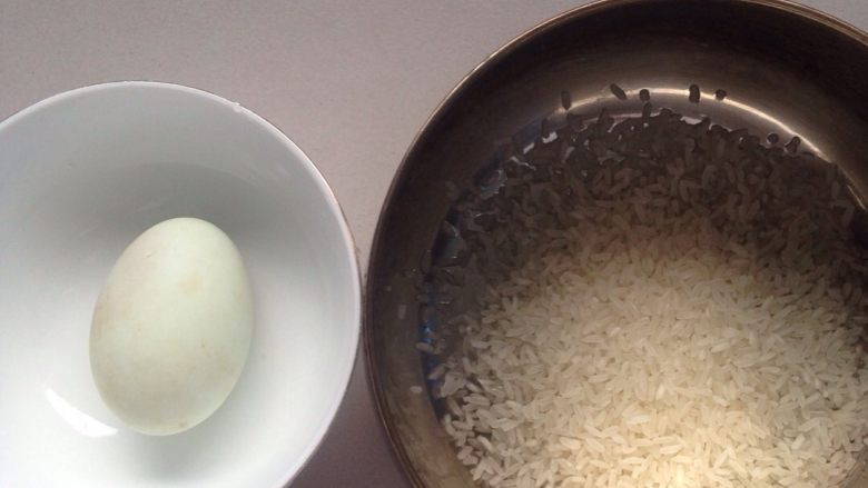 咸蛋粥（一人份）,备料：咸鸭蛋一个，如果生的煮熟，米两把，用的奶锅。