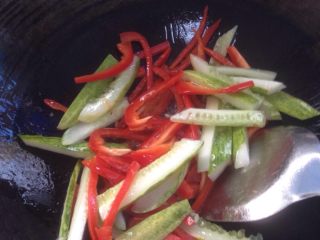 快炒火腿肠,大火不关，快速下红椒与黄瓜翻炒。