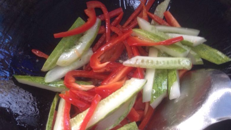 快炒火腿肠,大火不关，快速下红椒与黄瓜翻炒。
