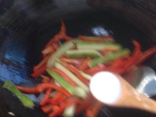 快炒火腿肠,红椒与黄瓜炒好，放一勺盐巴。