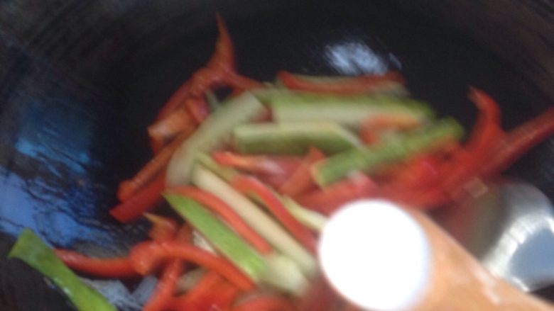 快炒火腿肠,红椒与黄瓜炒好，放一勺盐巴。