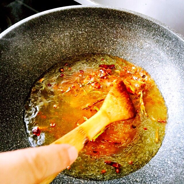 黄豆酱焖小杂鱼#烟台特色#,加入适量的清水、加糖、料酒、盐