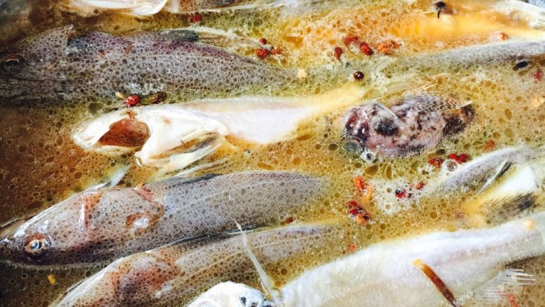 黄豆酱焖小杂鱼#烟台特色#,一定记住、冷水把杂鱼放入锅中