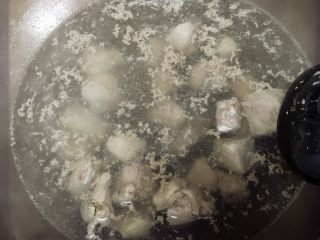 电饭煲版玉米炖排骨,排骨飞水后捞出备用。