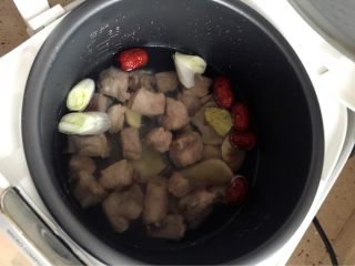 电饭煲版玉米炖排骨,放入冷水和飞水后的排骨。炖煮1小时。