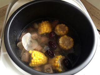 电饭煲版玉米炖排骨,起锅前放入盐。可以选择放少许枸杞装饰。