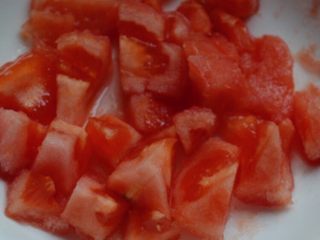 番茄龙利鱼,去皮后切成小块待用。