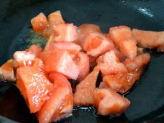 番茄龙利鱼,锅烧热后放入少量油，再放入切好的番茄，中火不断翻炒