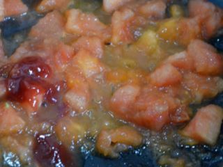 番茄龙利鱼,待番茄炒出汁后加入番茄酱继续翻炒