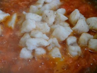 番茄龙利鱼,水开后放入煮熟的龙利鱼块，煮2－3分钟左右