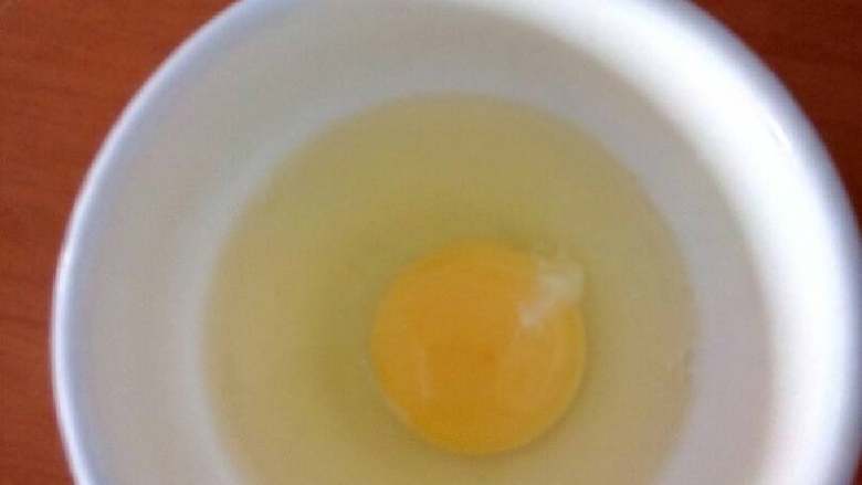 懒人支一招（煎蛋）三分钟,把鸡蛋打在碗里
