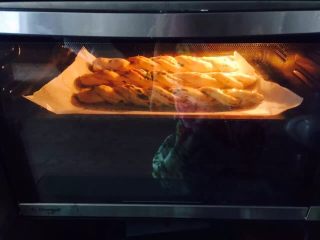 肉松麻花面包,烤箱预热后，选择180度烤15分钟