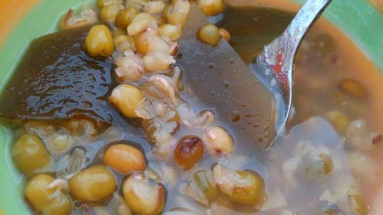 冰镇绿豆汤,盖上保鲜膜放入冰箱冷藏两个钟头后再拿出来吃。