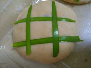韭菜煎饼,为了防止粘帖在两面贴上韭菜叶子，也可以说是装饰
。
