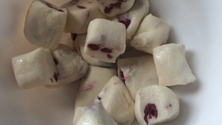 蔓越莓牛扎糖,把切好的装进碗里，这样就做好了。