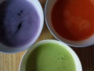 彩色水饺,胡萝卜，紫甘蓝，菠菜，榨汁！备用。