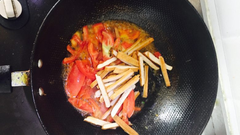 芹菜炒豆干,油锅热了下西红柿爆炒