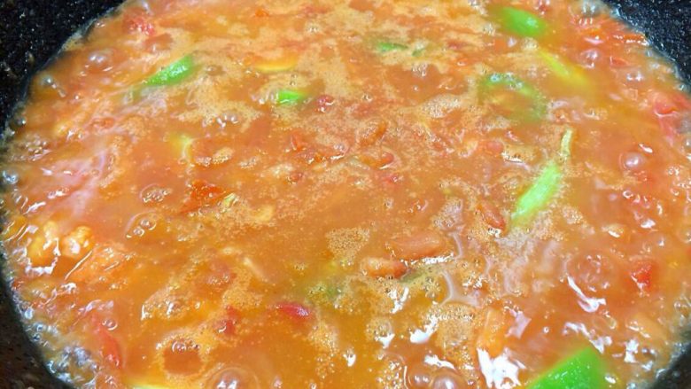 番茄浓汤鲜火锅底料,加入青椒，烧开，可做火锅锅底