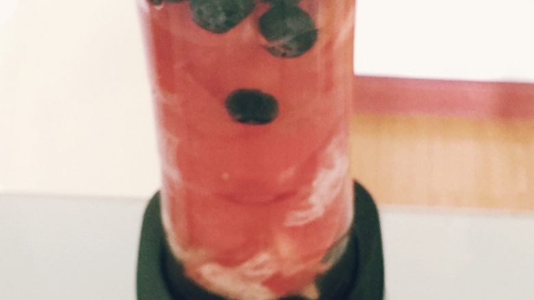 西红柿蓝莓西柚汁,按下开关20秒钟即可。
