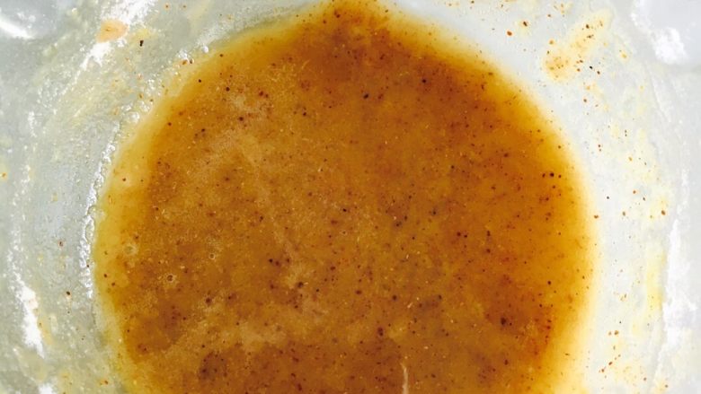 香酥葱花饼,烧热的油倒入调好的小碗中搅拌均匀成油酥