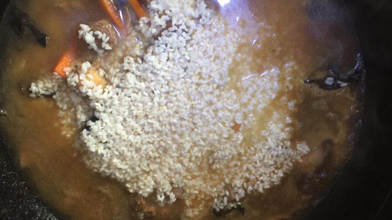 牛肉手抓饭,将米铺在菜上，加水没过米即可，水开后关小火慢慢将米饭蒸熟
