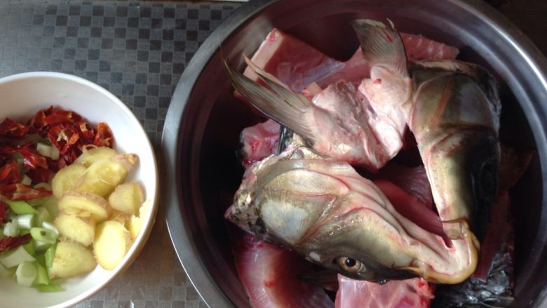 红烧鲤鱼,鱼宰杀洗净，切成小块，葱，姜，辣椒适量，备用