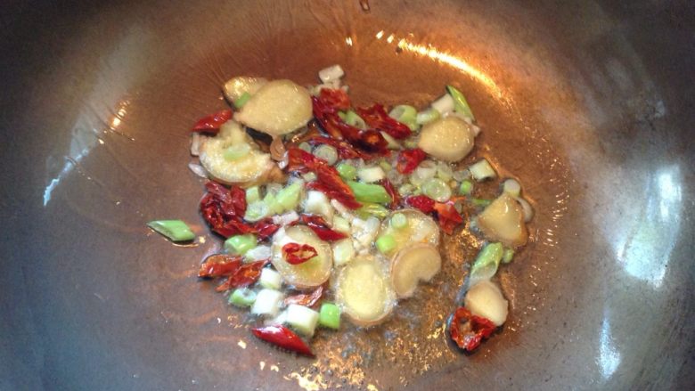 红烧鲤鱼,锅内倒油，放入葱，姜，辣椒翻炒