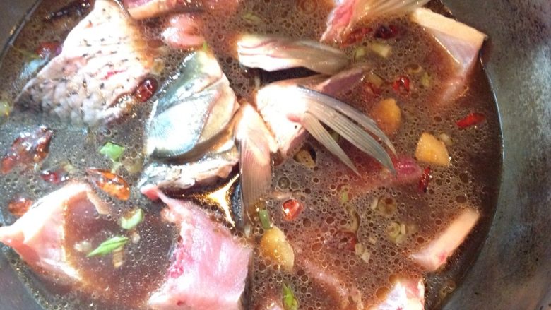 红烧鲤鱼,倒入一小盆水，放入鱼块，水没过鱼块，盖上锅盖，大火烧煮