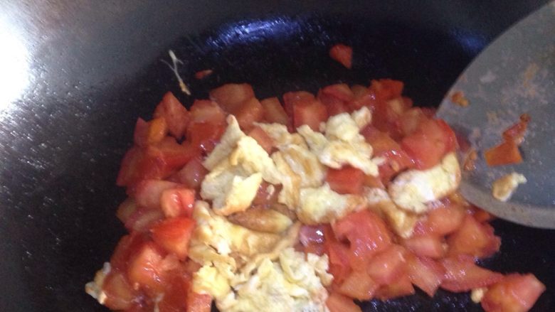 番茄鸡蛋炒乌冬面,中火，混合炒，番茄鸡蛋。