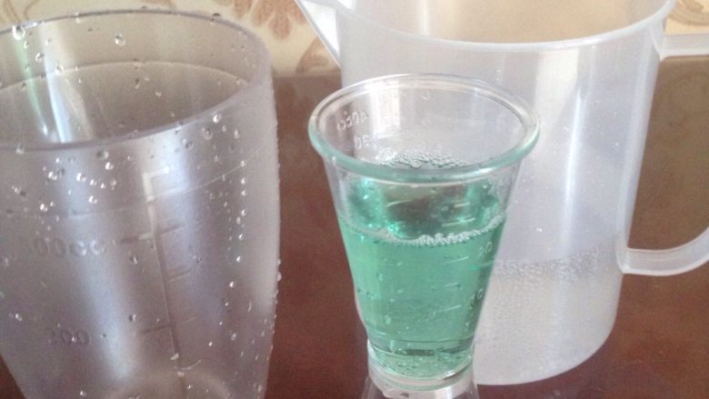 蓝色七喜饮品,酒，60盎司，这个盎司杯两杯。