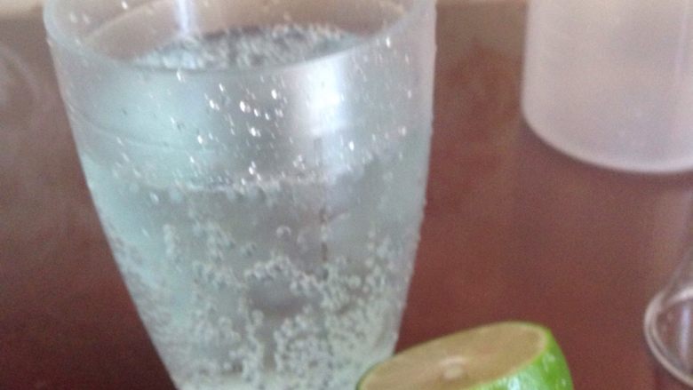 蓝色七喜饮品,杯子里搅拌，倒出。在香槟杯里加入柠檬汁几滴。