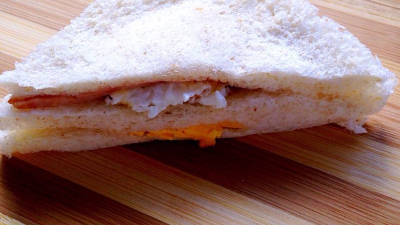 简易三明治,用手压一下两边使其紧实。