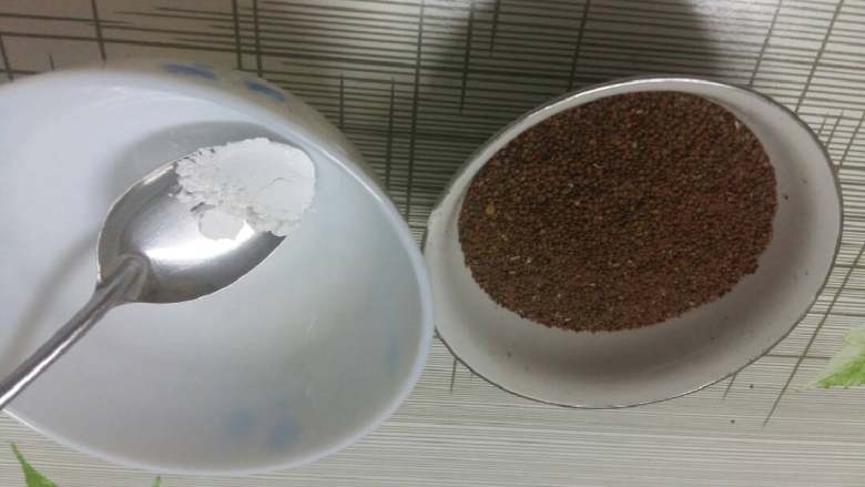 木莲豆腐（家乡美食）,25克木莲子清洗沥干水分，凝固剂（藕粉一点点）用适量凉开水泡开
