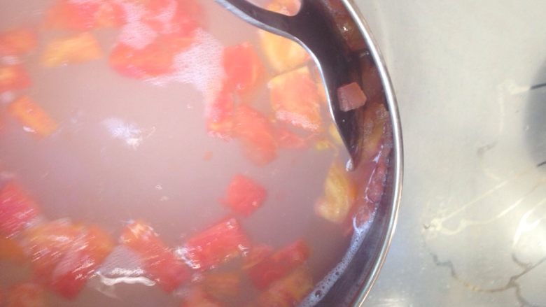 鸭肉沫粥,番茄煮软后用勺子，弄碎。提示：这次番茄沙不软的做法。